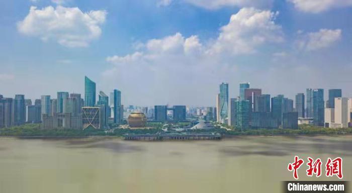 浙江杭州錢塘江畔?！⊥鮿?攝
