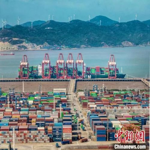 寧波舟山港作業(yè)場景。高雪峰 攝